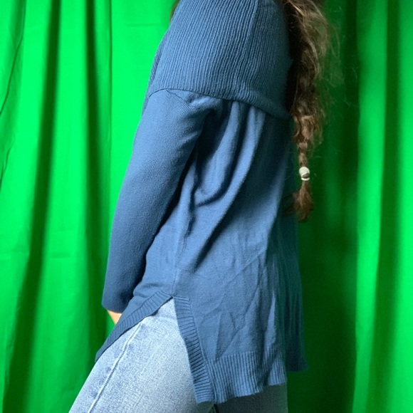 Off the shoulder blue sweater - Picture 2 of 4